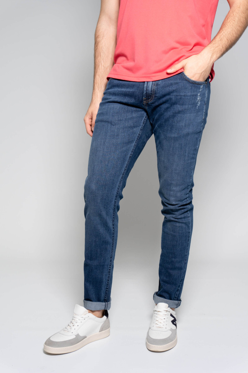 Un pantalón vaquero de corte skinny, color azul lavado, hecho en España con la marca "Moda a la Vaquera" es un pantalón corte ajustado y una tonalidad de azul lavado. La marca "Moda a la Vaquera" se caracteriza por su estilo western y su enfoque en la cal