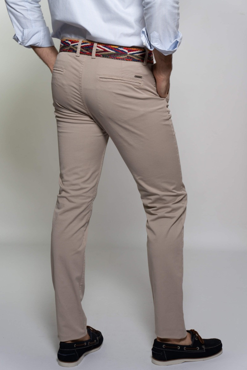 Los pantalones chinos skinny de color arena son un estilo de pantalón ajustado al cuerpo con un corte estrecho en las piernas. El color arena es un tono de beige claro que es versátil y se puede combinar con una variedad de colores y estilos. Estos pantal