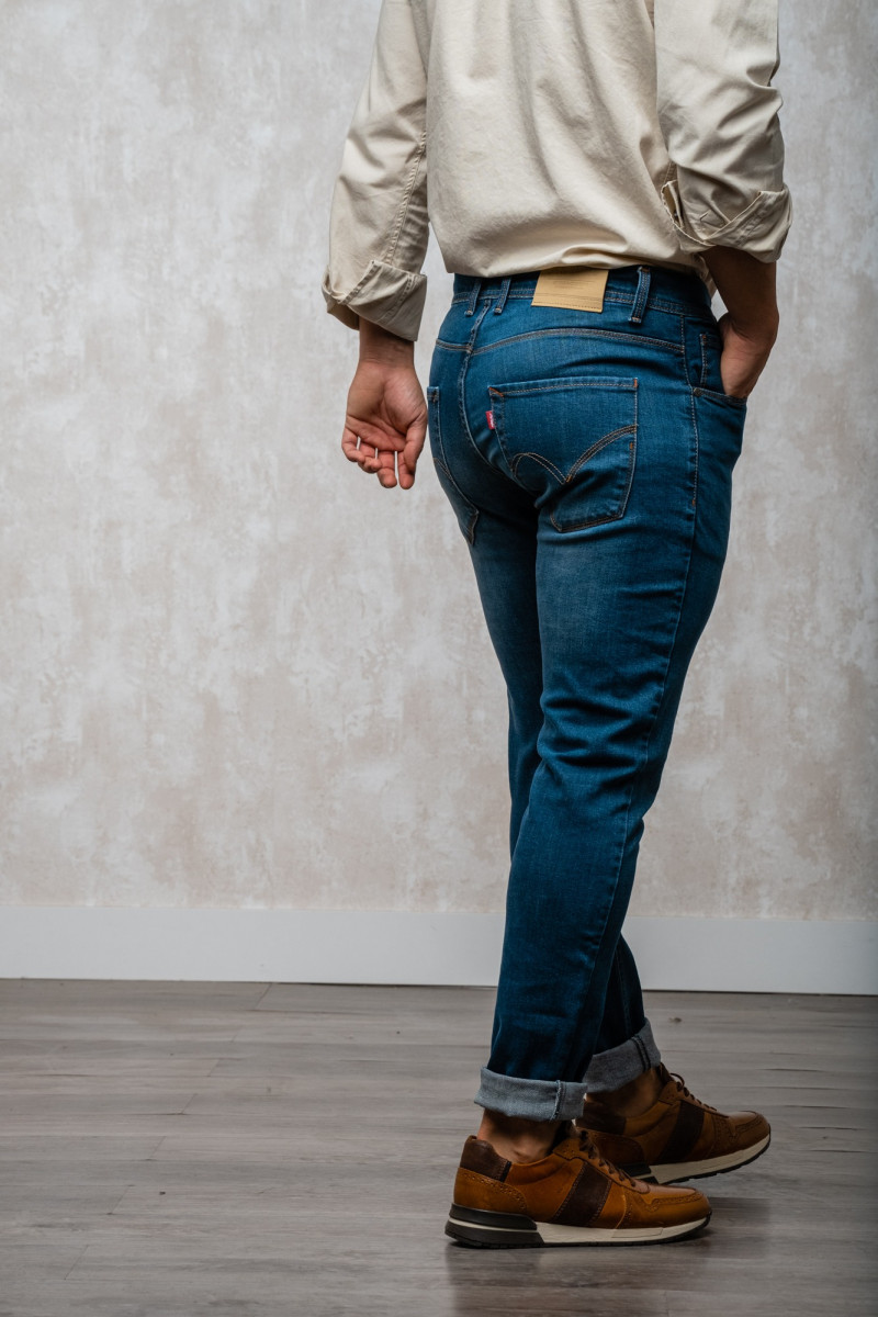 Los pantalones vaqueros de patrón skinny en color verdoso son una opción atrevida y moderna para cualquier guardarropa. Estos pantalones están diseñados para tener un ajuste ajustado en la cintura y piernas, lo que los hace ideales para aquellos que busca