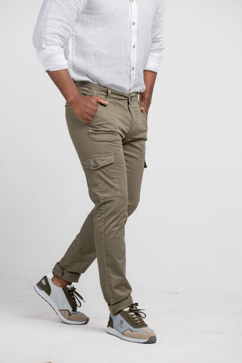 Los pantalones chinos cargo de moda vaqueros con patrón skinny y color verde kaki son un estilo de pantalón ajustado al cuerpo con un corte estrecho en las piernas y bolsillos adicionales en las piernas, con un estilo inspirado en la moda vaqueros. El col