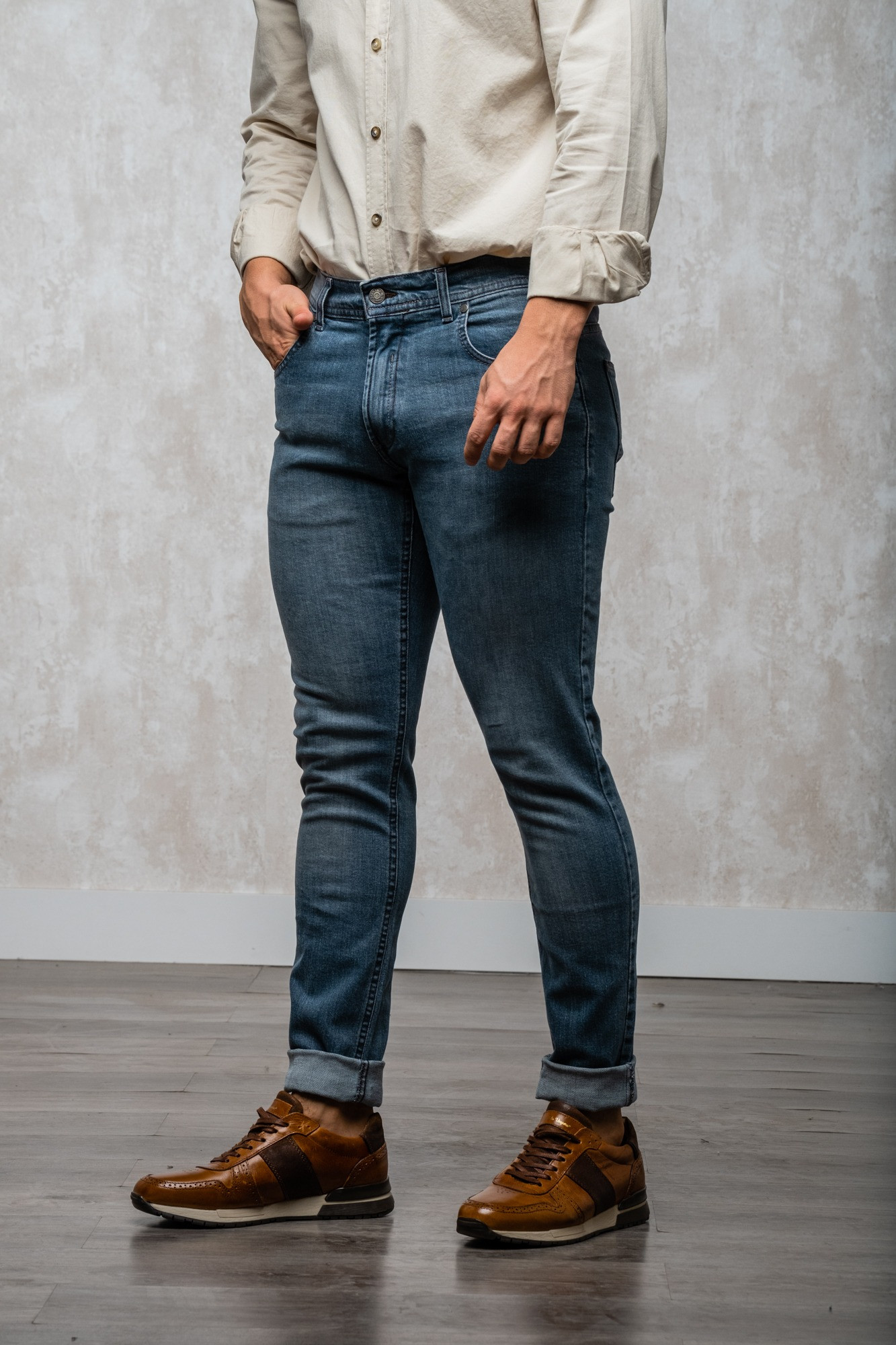 Un pantalón vaquero de corte skinny, color gris y fabricado en España. 

El tejido utilizado es de alta calidad y se caracteriza por su durabilidad y resistencia al desgaste. El corte skinny es un corte ajustado que sigue las líneas del cuerpo, dando un