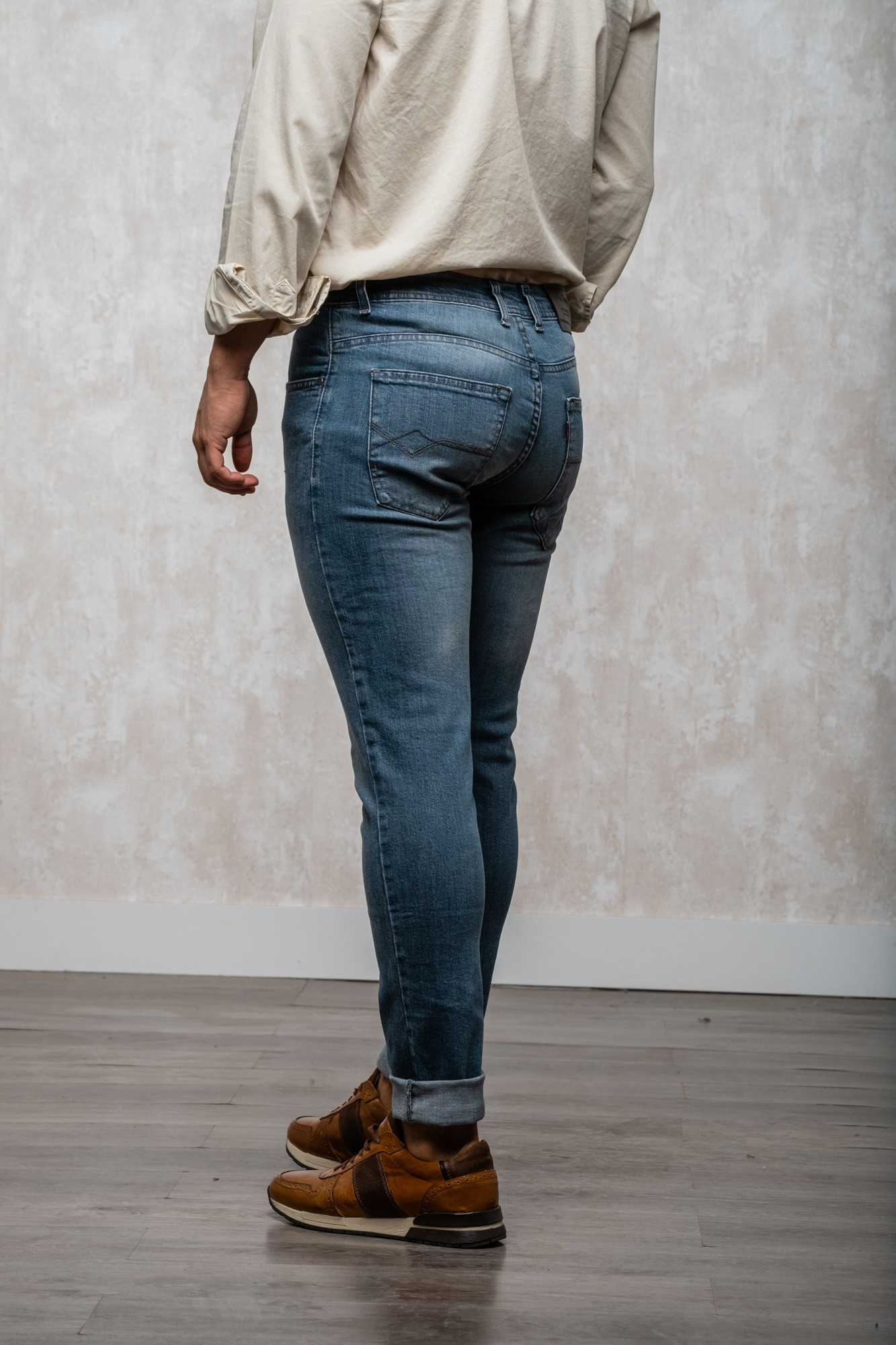 Un pantalón vaquero de corte skinny, color gris y fabricado en España. 

El tejido utilizado es de alta calidad y se caracteriza por su durabilidad y resistencia al desgaste. El corte skinny es un corte ajustado que sigue las líneas del cuerpo, dando un