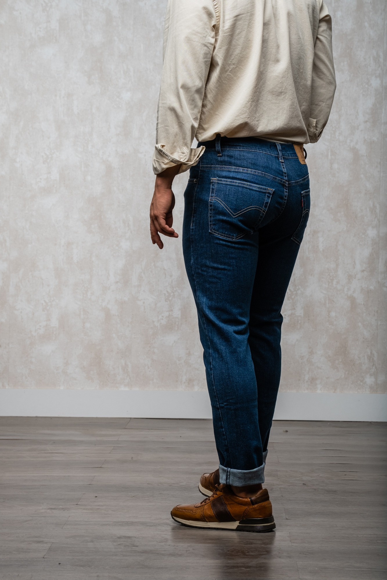 Los pantalones vaqueros de patrón regular son una opción clásica y versátil para cualquier guardarropa. Estos pantalones están diseñados para tener un ajuste regular en la cintura y las piernas, lo que los hace ideales para aquellos que buscan una opción 