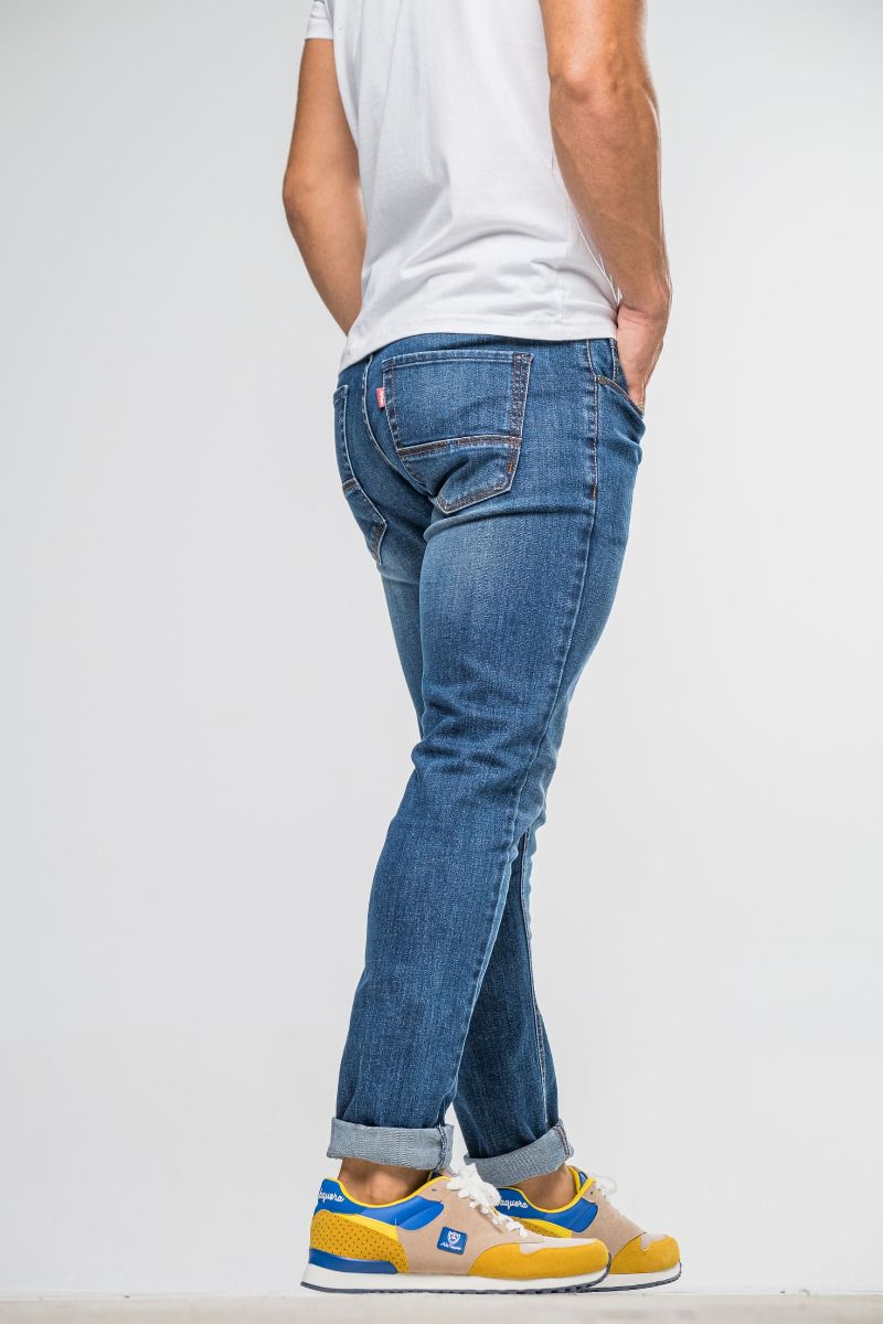 Un pantalón vaquero bordado, de corte semi skinny, color azul lavado, hecho en España con la marca "Moda a la Vaquera" es un pantalón con un corte entre regular y skinny, y una tonalidad de azul lavado.

La marca "Moda a la Vaquera" se caracteriza por s