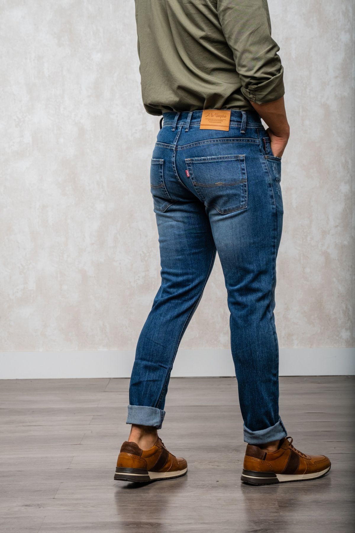 Un pantalón vaquero de corte skinny, color azul lavado, hecho en España con la marca "Moda a la Vaquera" es un pantalón corte ajustado y una tonalidad de azul lavado. La marca "Moda a la Vaquera" se caracteriza por su estilo western y su enfoque en la cal