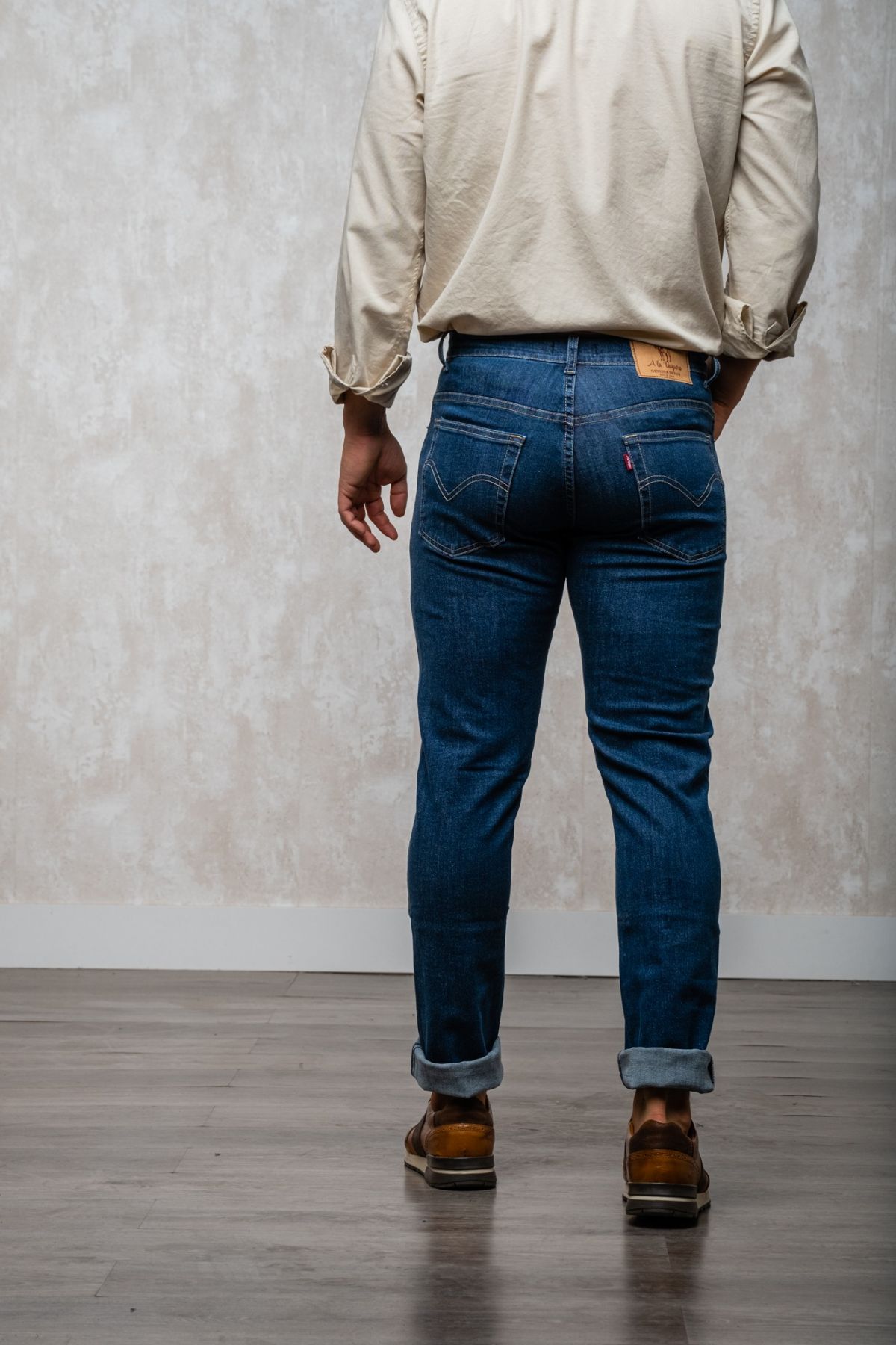 Los pantalones vaqueros de patrón regular son una opción clásica y versátil para cualquier guardarropa. Estos pantalones están diseñados para tener un ajuste regular en la cintura y las piernas, lo que los hace ideales para aquellos que buscan una opción 