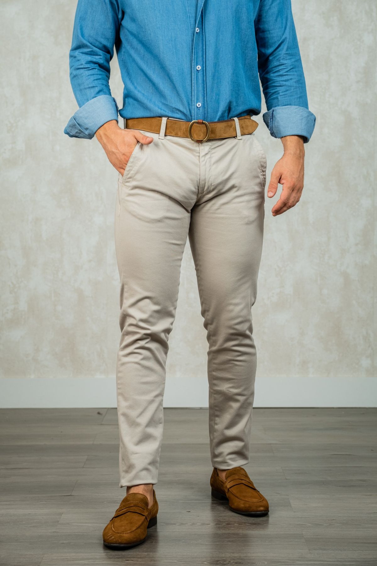 Los pantalones chinos skinny con patrón vivo y color hueso son un estilo de pantalón ajustado al cuerpo con un corte estrecho en las piernas. El color hueso es un tono de color crema o blanco suave, que es versátil y se puede combinar con una variedad de 