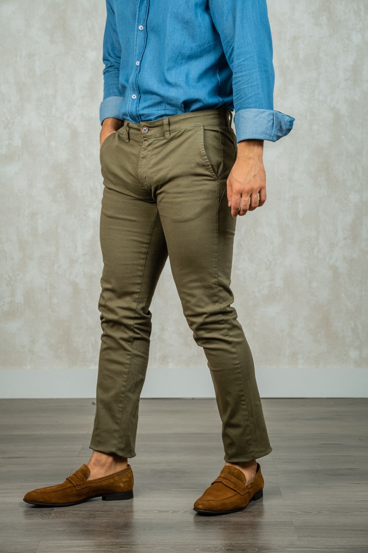 Los pantalones chinos skinny con patrón vivo y color kaki son un estilo de pantalón ajustado al cuerpo con un corte estrecho en las piernas. El color kaki es un tono verde militar oscuro, que es versátil y se puede combinar con una variedad de colores y e