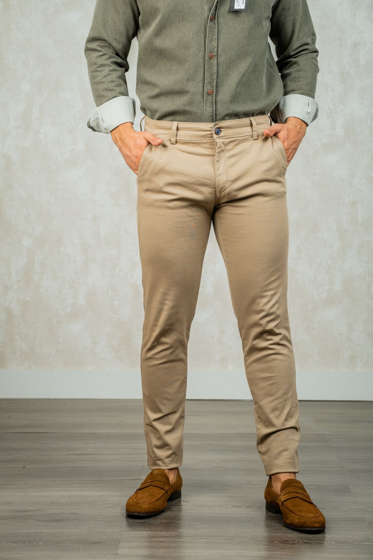 Los pantalones chinos skinny de color camel son un estilo de pantalón ajustado al cuerpo con un corte estrecho en las piernas. El color camel es un tono de marrón claro que es versátil y puede combinarse con una variedad de colores y estilos. Estos pantal