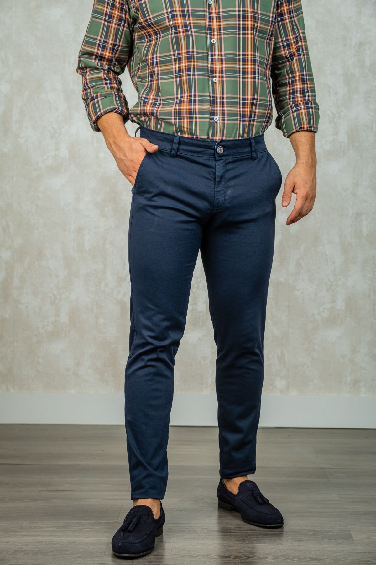 Los pantalones chinos skinny de color azul marino son un estilo de pantalón ajustado al cuerpo con un corte estrecho en las piernas. El color azul marino es un tono de azul oscuro, clásico y atemporal que es fácil de combinar con una variedad de colores y