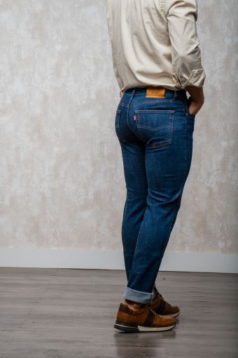 Un pantalón vaquero de corte skinny, color azul oscuro, hecho en España con la marca "Moda a la Vaquera" es un pantalón de corte ajustado y una tonalidad de azul oscuro. La marca "Moda a la Vaquera" se caracteriza por su estilo western y su enfoque en la 